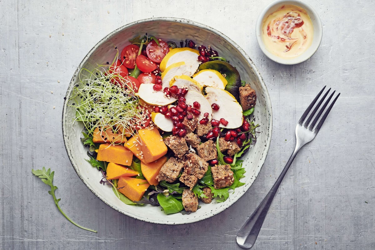 Patates douces avec poulet au curcuma et salade
