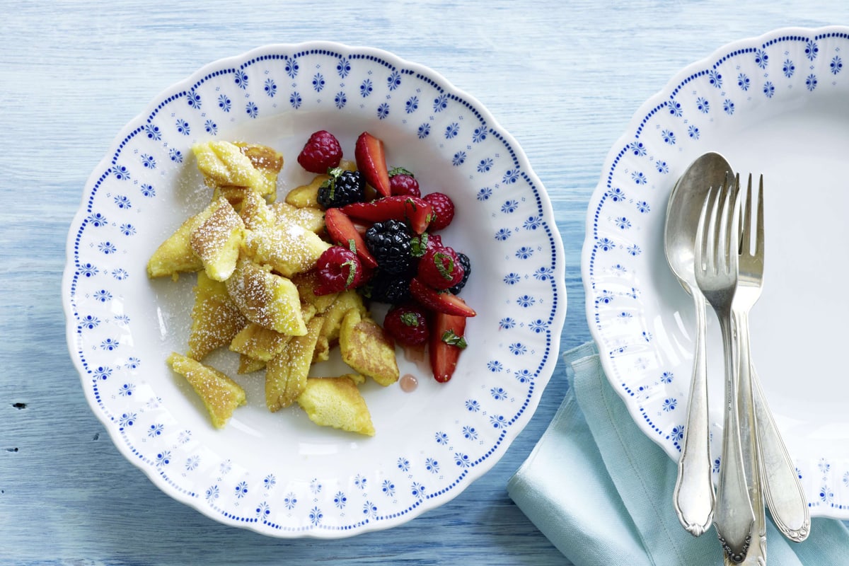 Glutenfreier Kaiserschmarrn mit marinierten Früchten