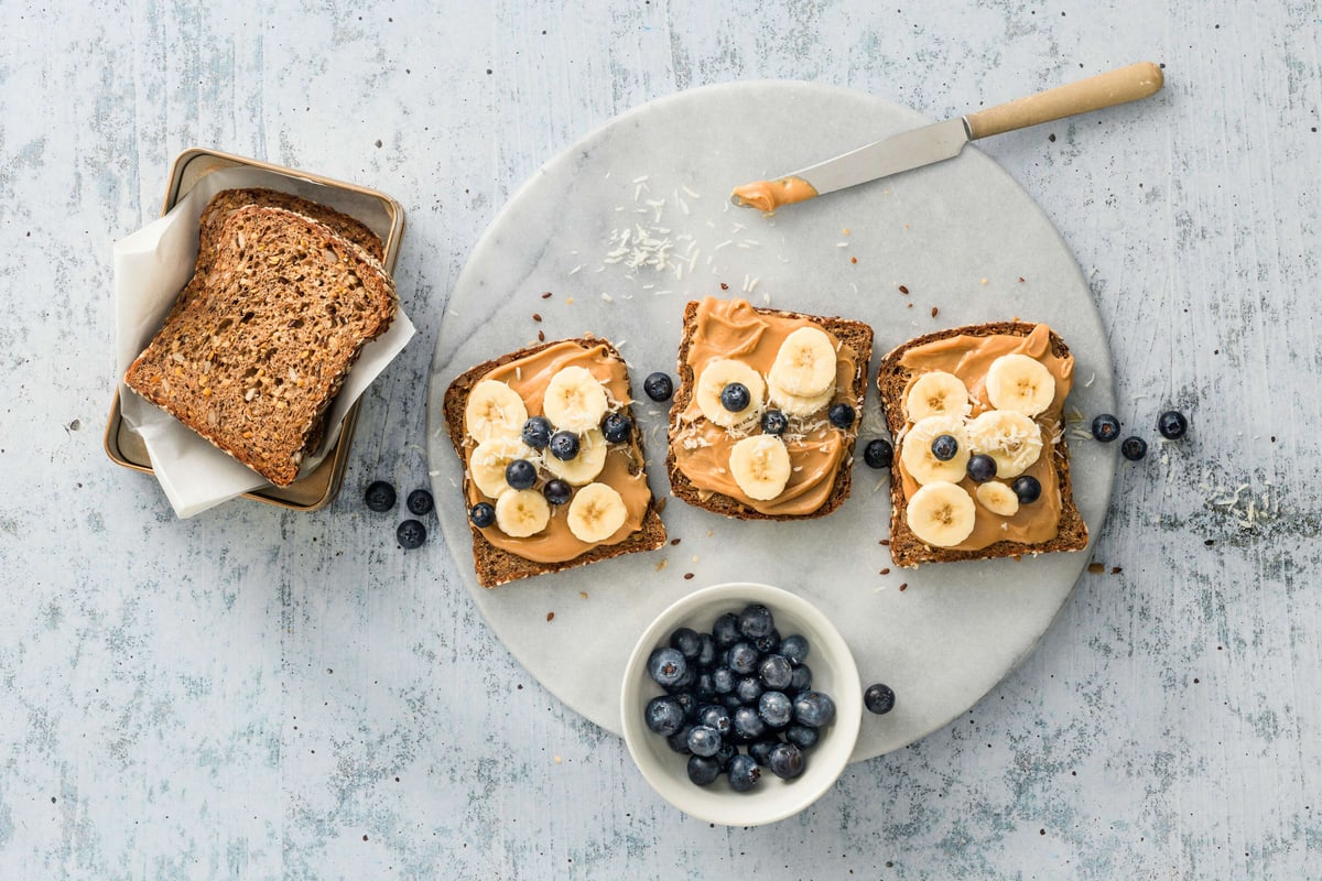 Peanutbutter-Tartine mit Banane und Beeren