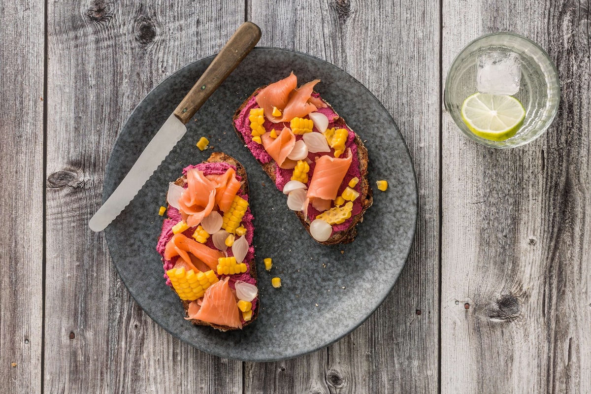 Lachs-Tartine mit Hummus