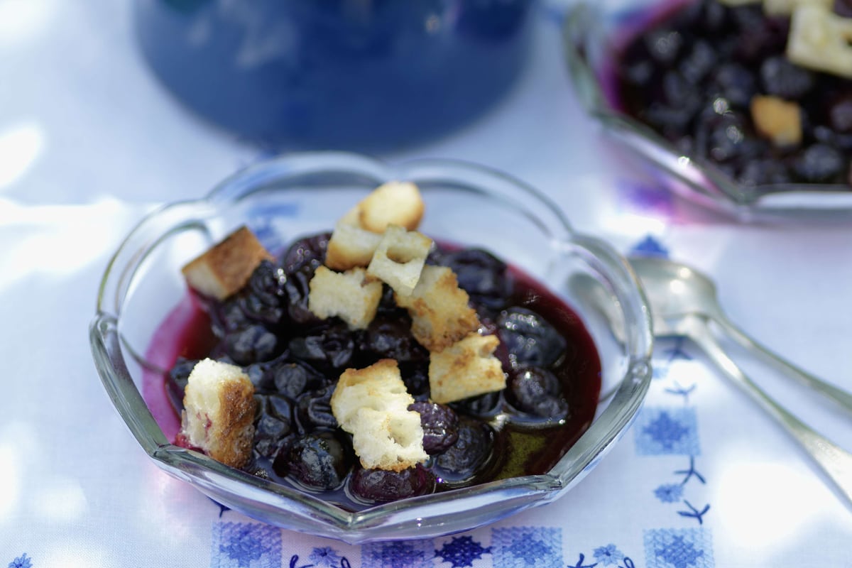 Potage aux cerises avec petits croûtons