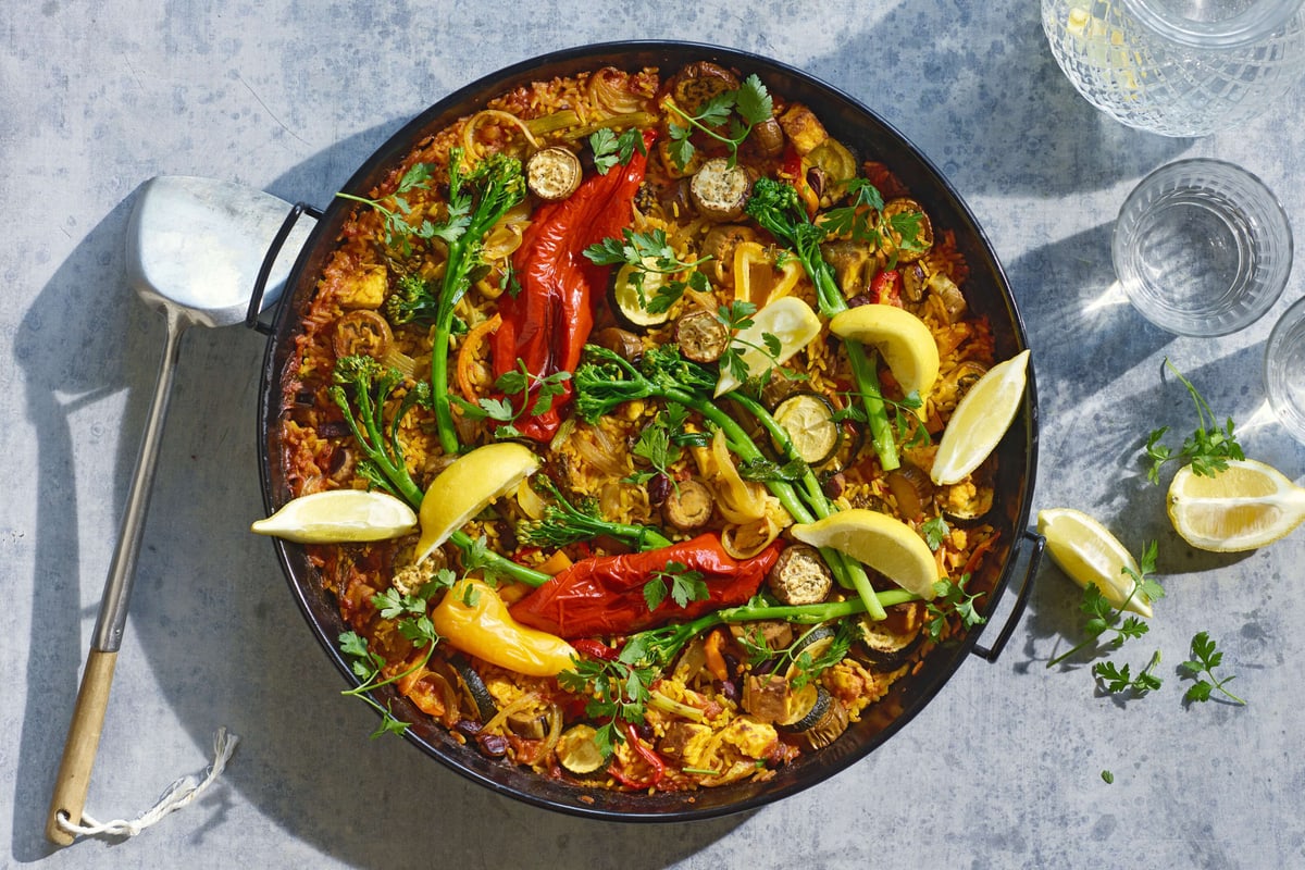 Paella aux légumes et au tofu sur le gril
