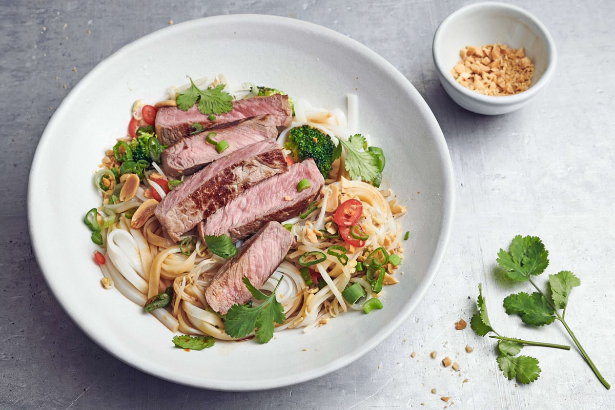 Reisnudel-Bowl mit Rindfleisch