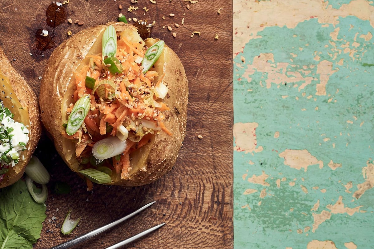 Baked potato con carote, cipollotti e sesamo