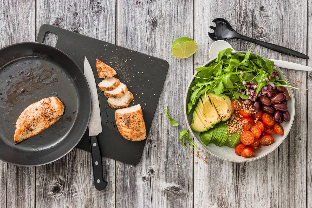 Petti di pollo con insalata d’avocado e olive