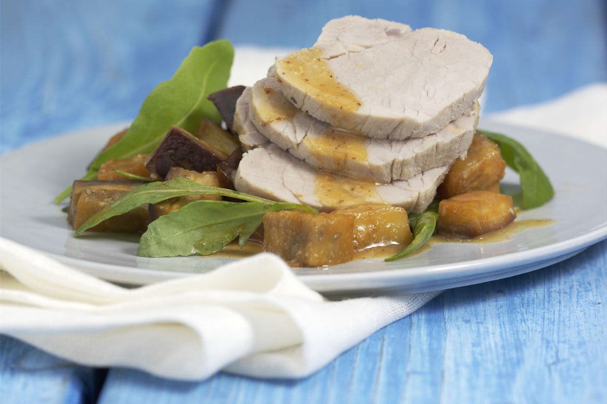 Kaltes Schweinsfilet mit Rucola und Auberginen