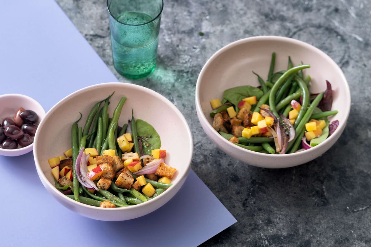 Salade de pain avec haricots, pêche et oignon
