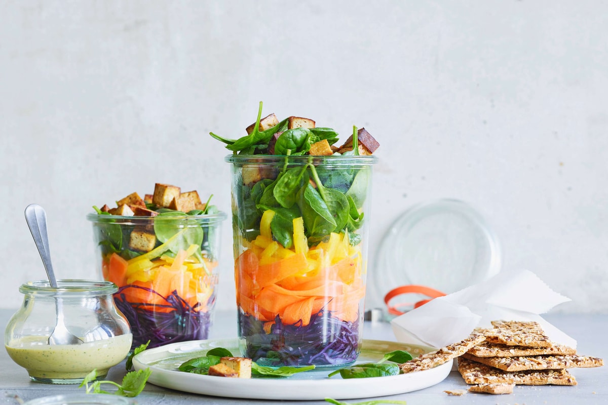 Salat im Glas mit Tofu