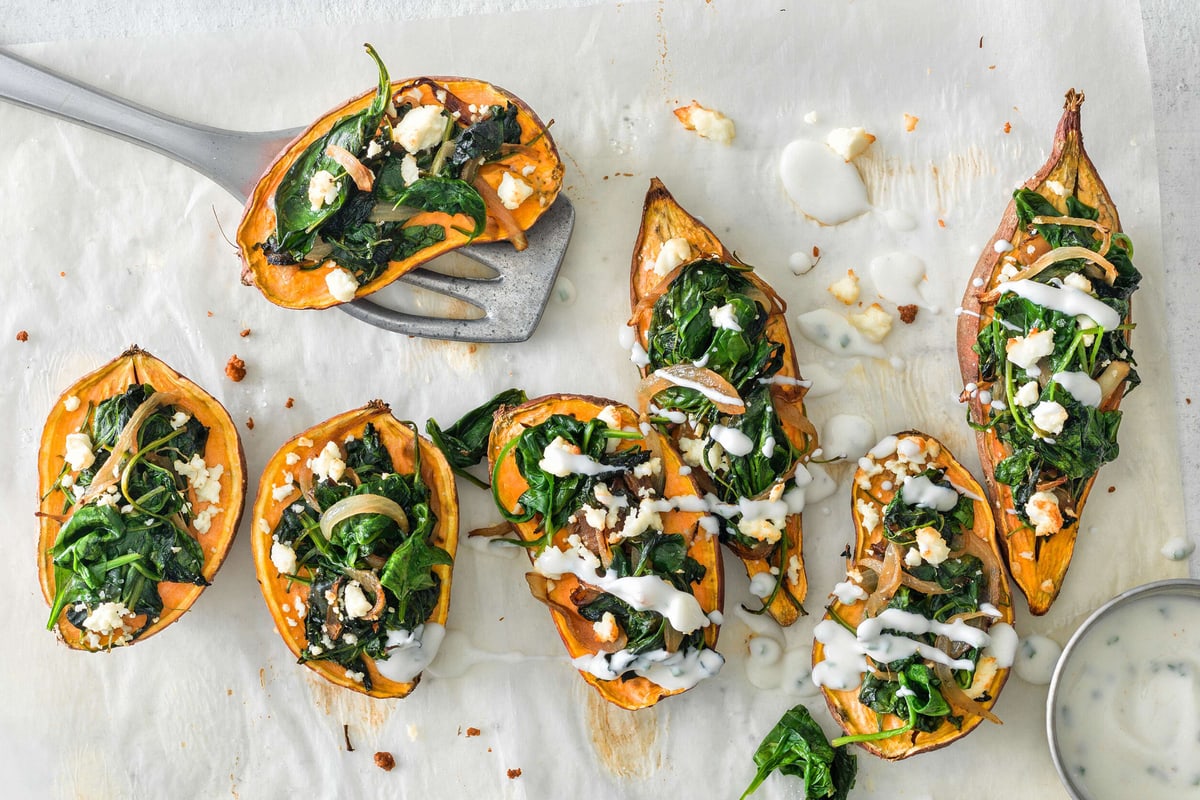 Patates douces aux épinards, à la feta et à la crème à l’ail