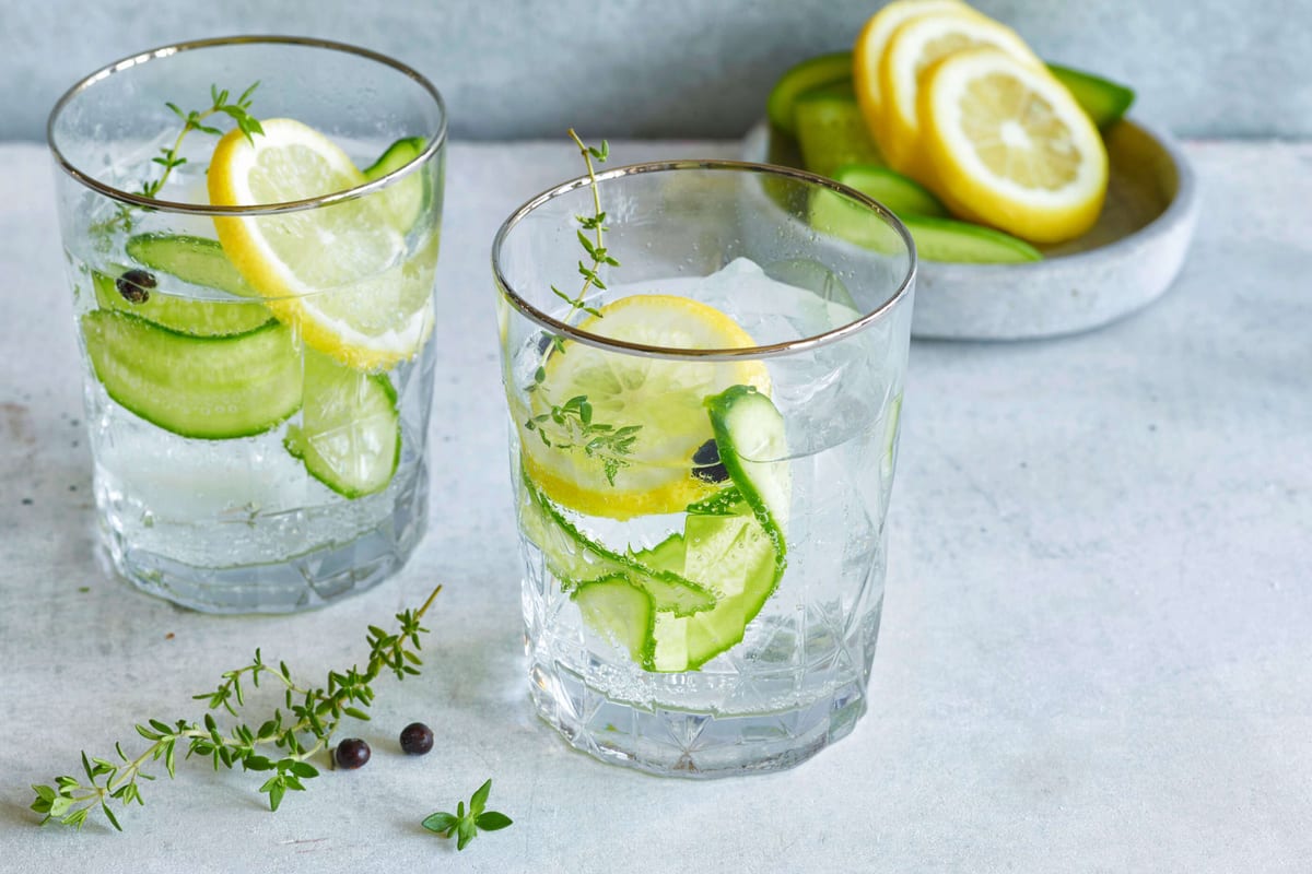 Eau aromatisée au concombre et au thym