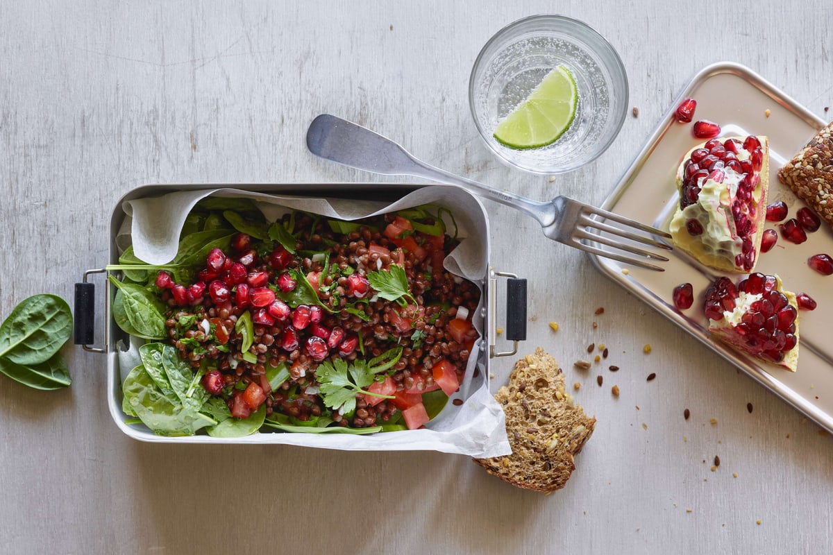 Linsensalat fixfertig mit Granatapfel und Spinat