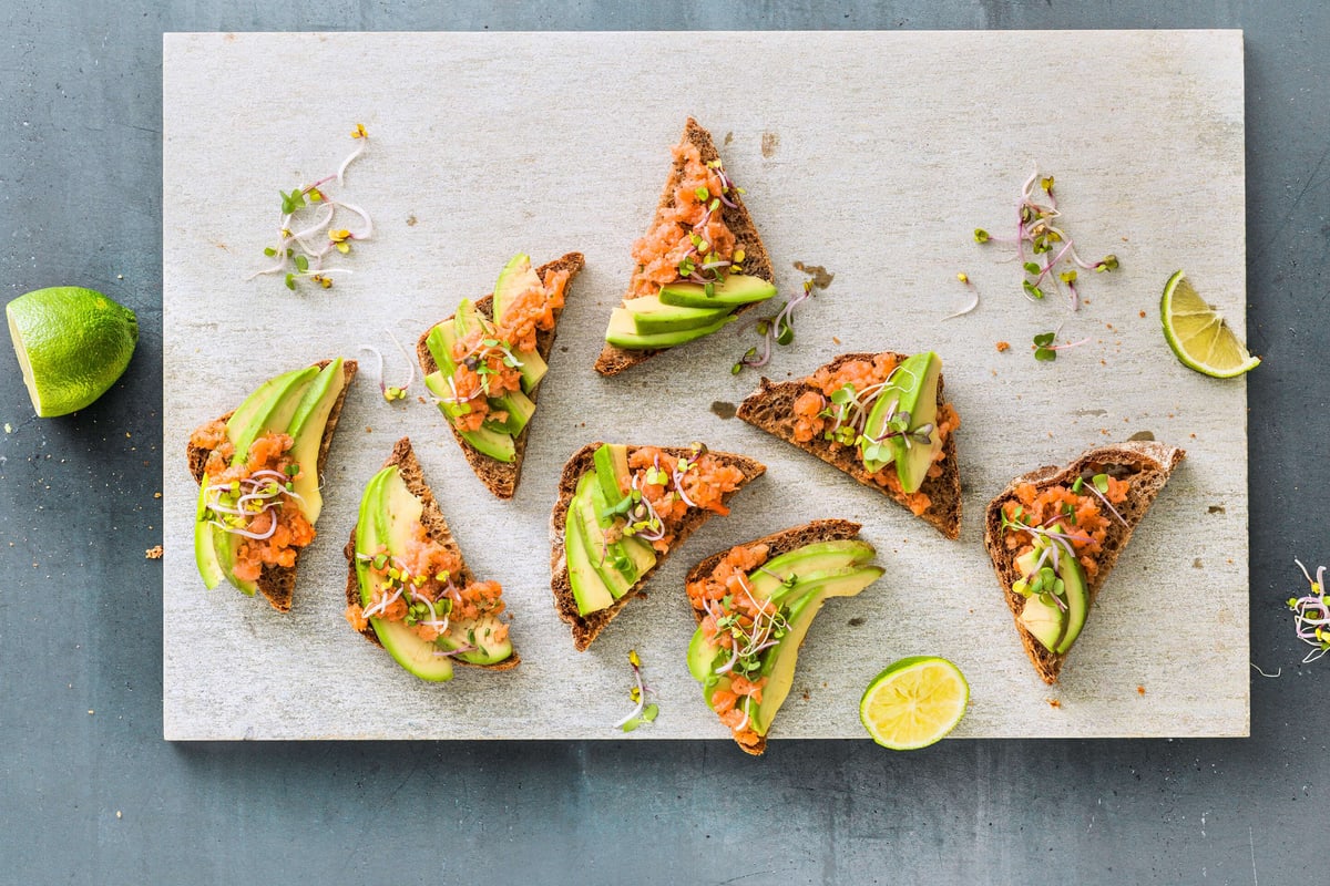 Tartare de saumon à l'avocat et aux pousses