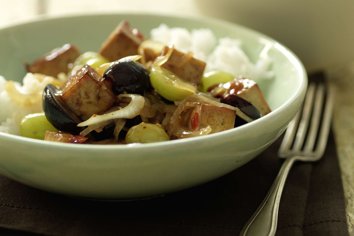 Tofuwürfel mit Trauben