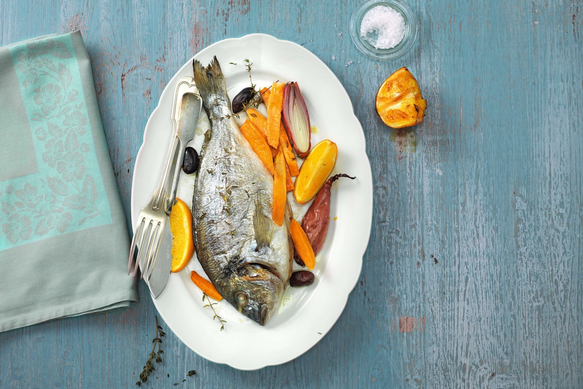 Dorade entière avec patates douces et oranges