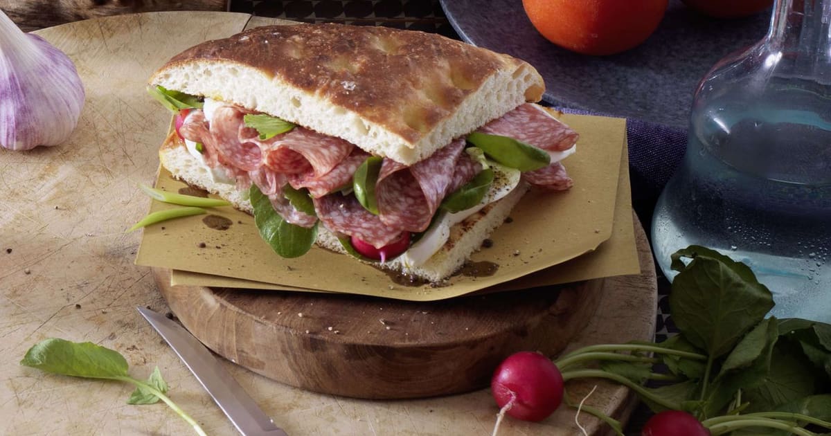 Focaccia mit Salami und Radieschen | Rezept