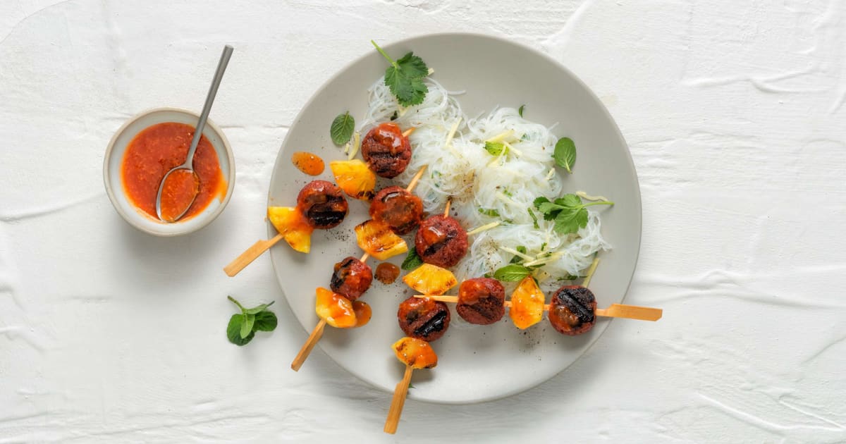 Vegane Ananas-Hack-Spiesschen mit Glasnudelsalat | Rezept