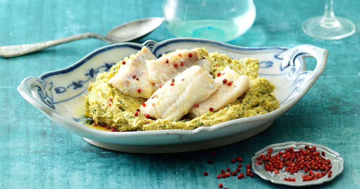 Rotbarsch in Zitronenöl auf Bärlauch-Hummus | Rezept