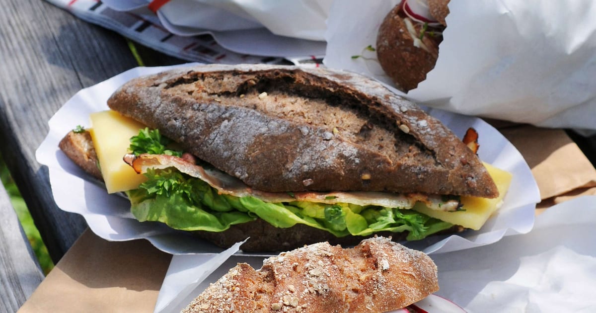 Panino con formaggio, pancetta ed erbe Migusto