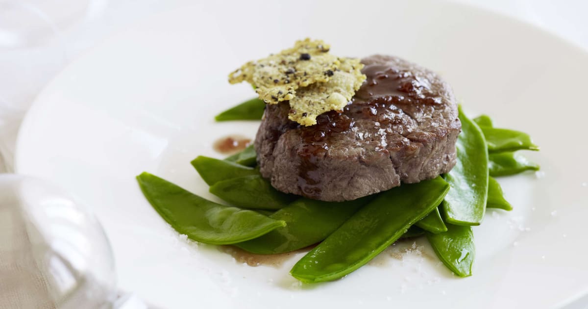 Rindsfilet an Portweinsauce mit Pfeffer-Tuiles | Rezept