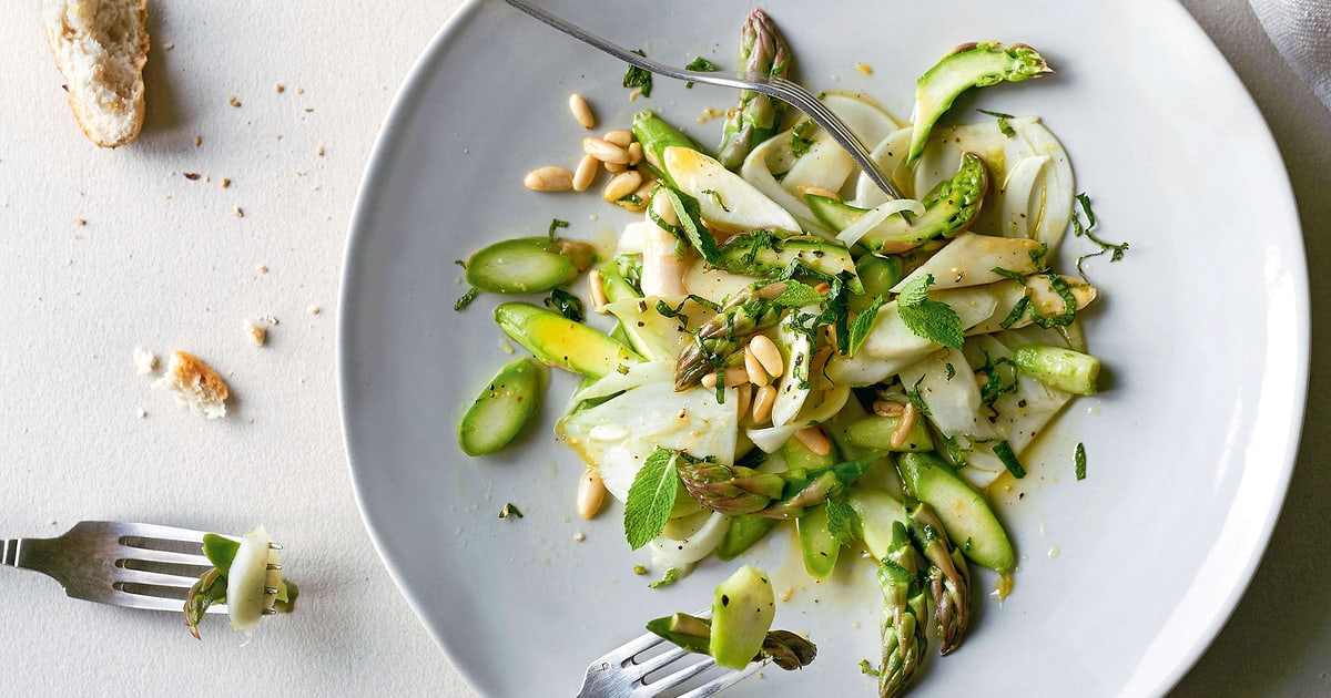 Salat aus rohen Spargeln mit Fenchel | Rezept