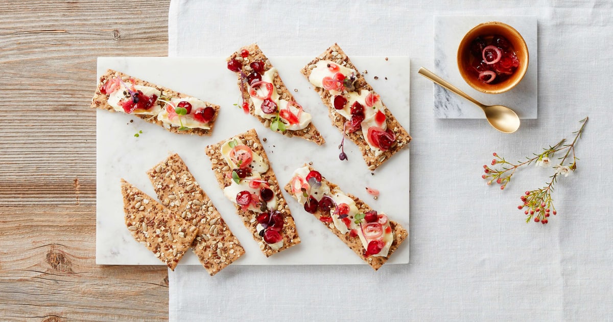 Knäckebrot mit Weichkäse und Chutney | Rezept