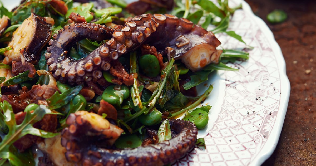 Poulpe avec roquette, fèves et chorizo | Migusto