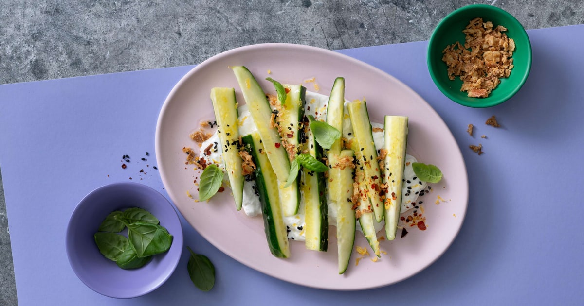 Gurken mit Zitrone auf Burrata | Rezept