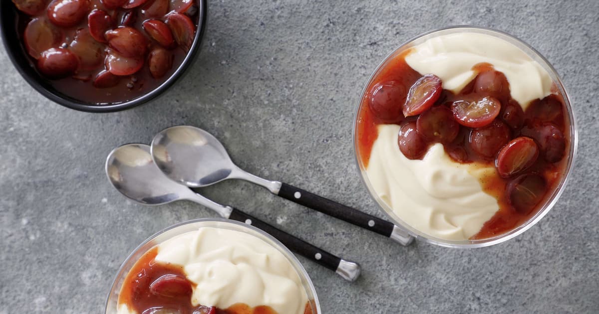 Caramelcreme mit Traubenkompott | Rezept
