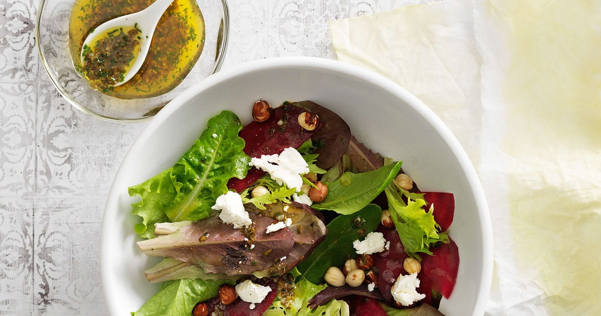 Blattsalat mit Randen und Frischkäse an Schnittlauch-Vinaigrette | Migusto