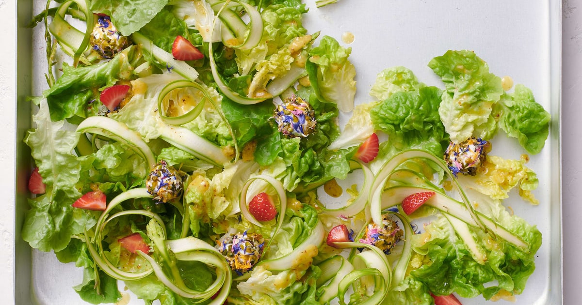 Blattsalat mit Spargeln, Erdbeeren und Ziegenkäsebällchen | Migusto