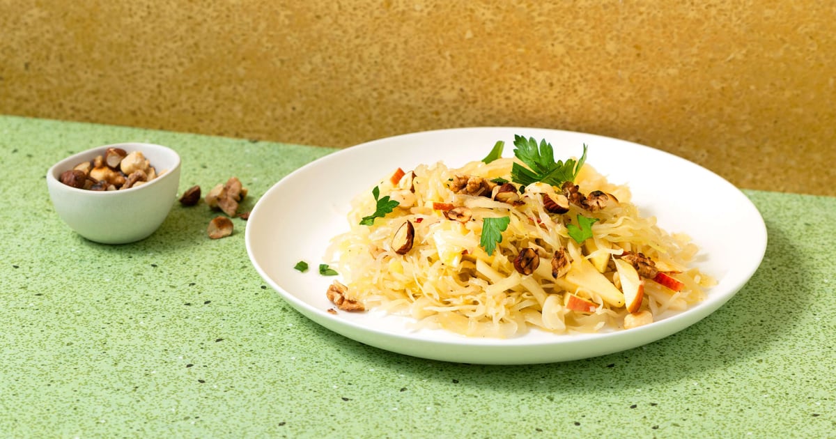 Sauerkrautsalat mit Nüssen | Rezept