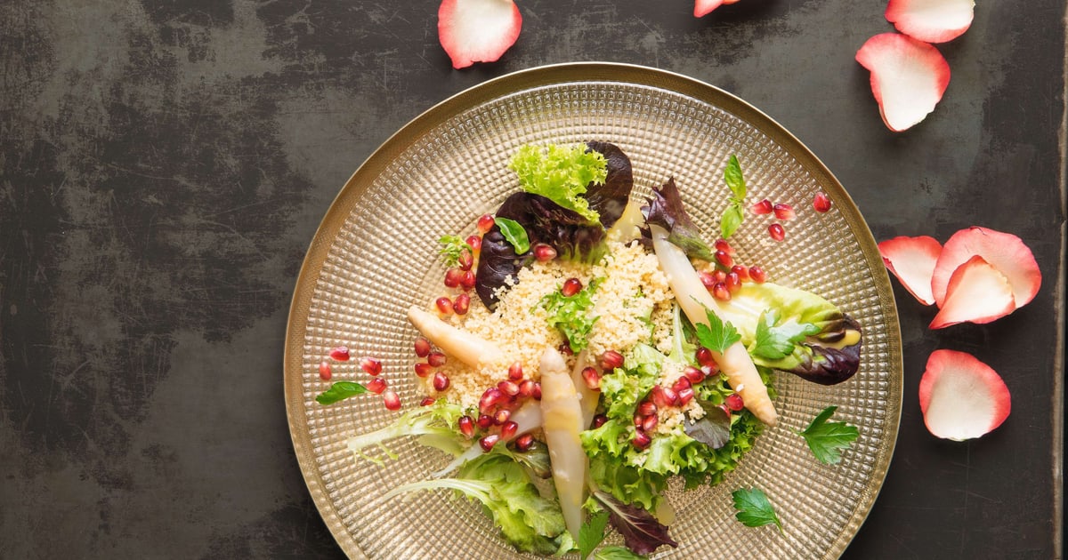 Blattsalat mit Couscous, eingelegten Spargeln und Granatapfel | Migusto