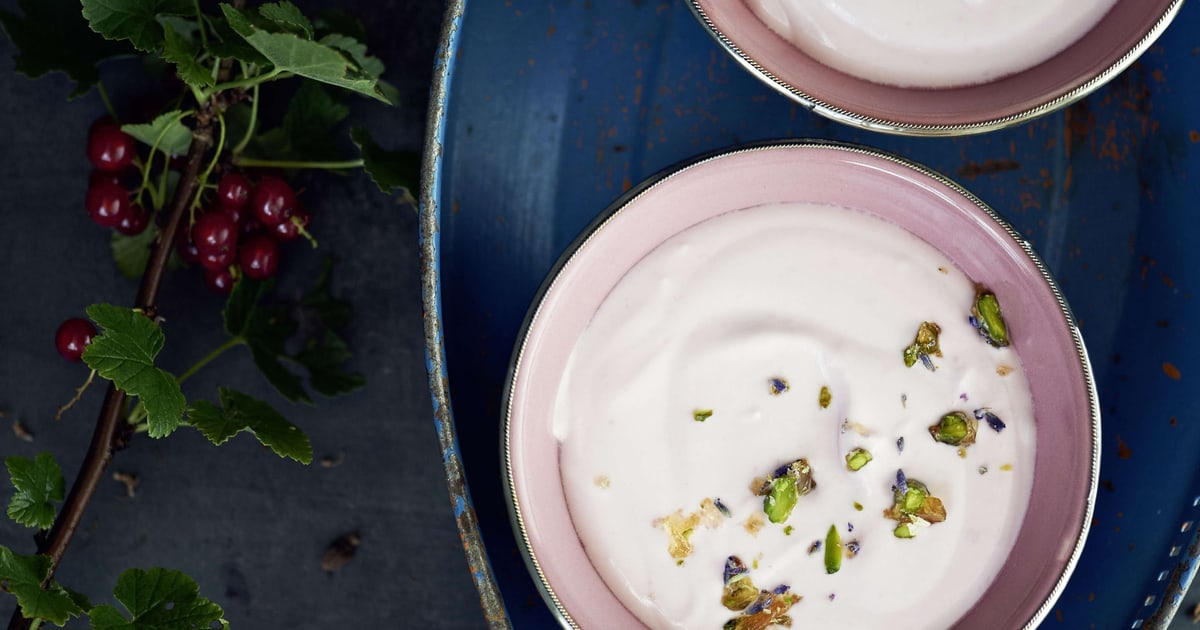 Johannisbeercreme mit Pistazien-Lavendel-Krokant | Rezept