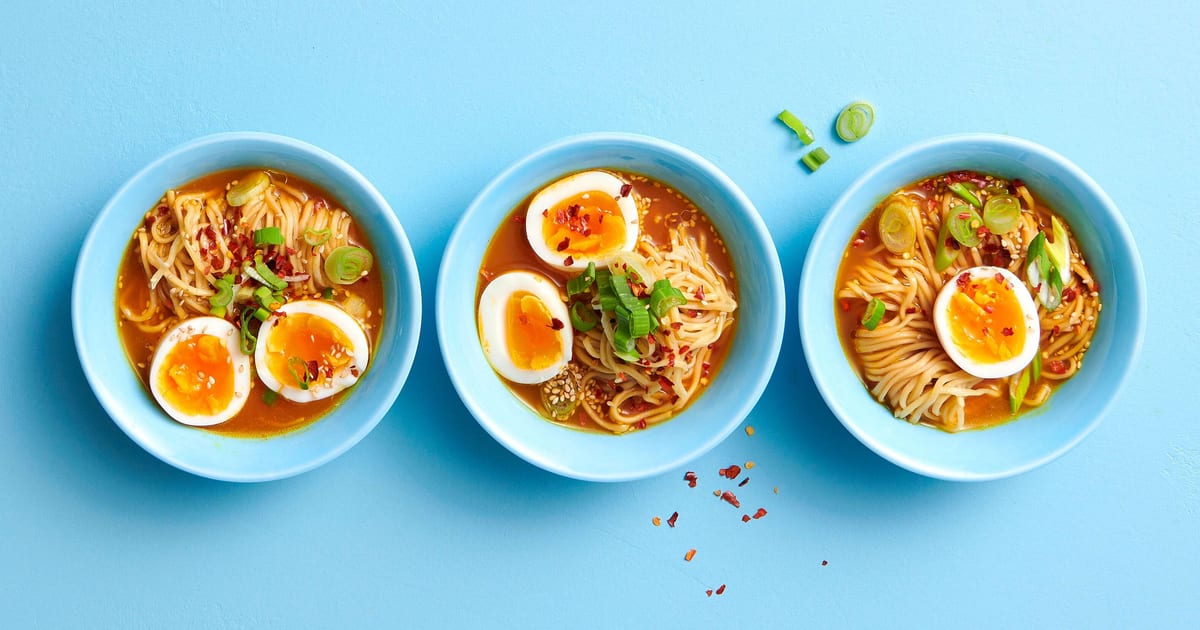 Wachsweiche Eier mit Karotten-Ramen | Rezept