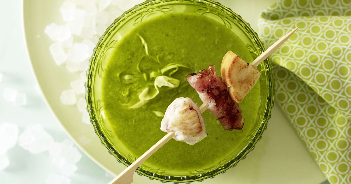 Kalte Salatsuppe mit Poulet-Speck-Spiessli | Rezept