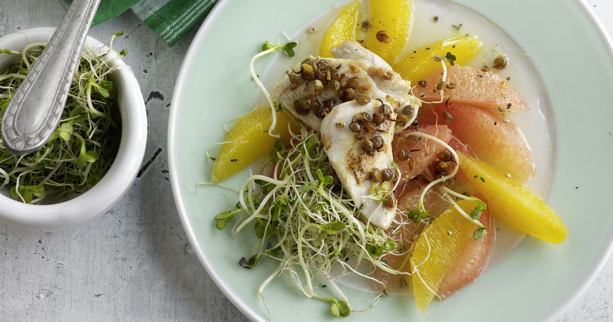 Poulet auf Zitrussalat mit Sprossen | Rezept
