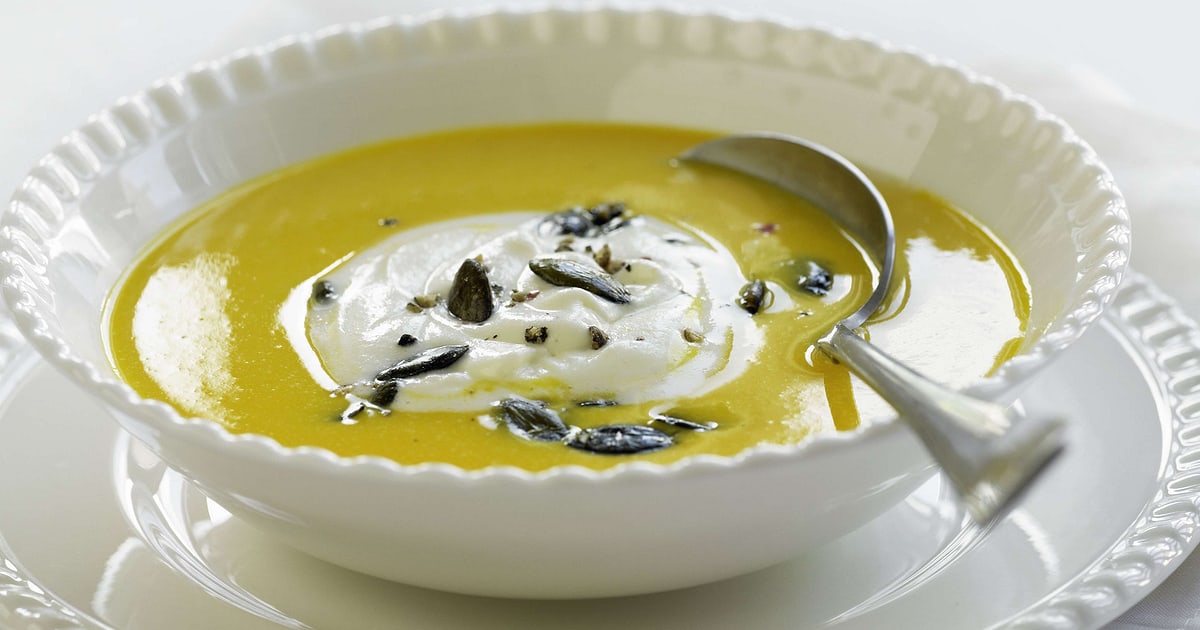 Kürbiscremesuppe mit Moscatorahm | Rezept