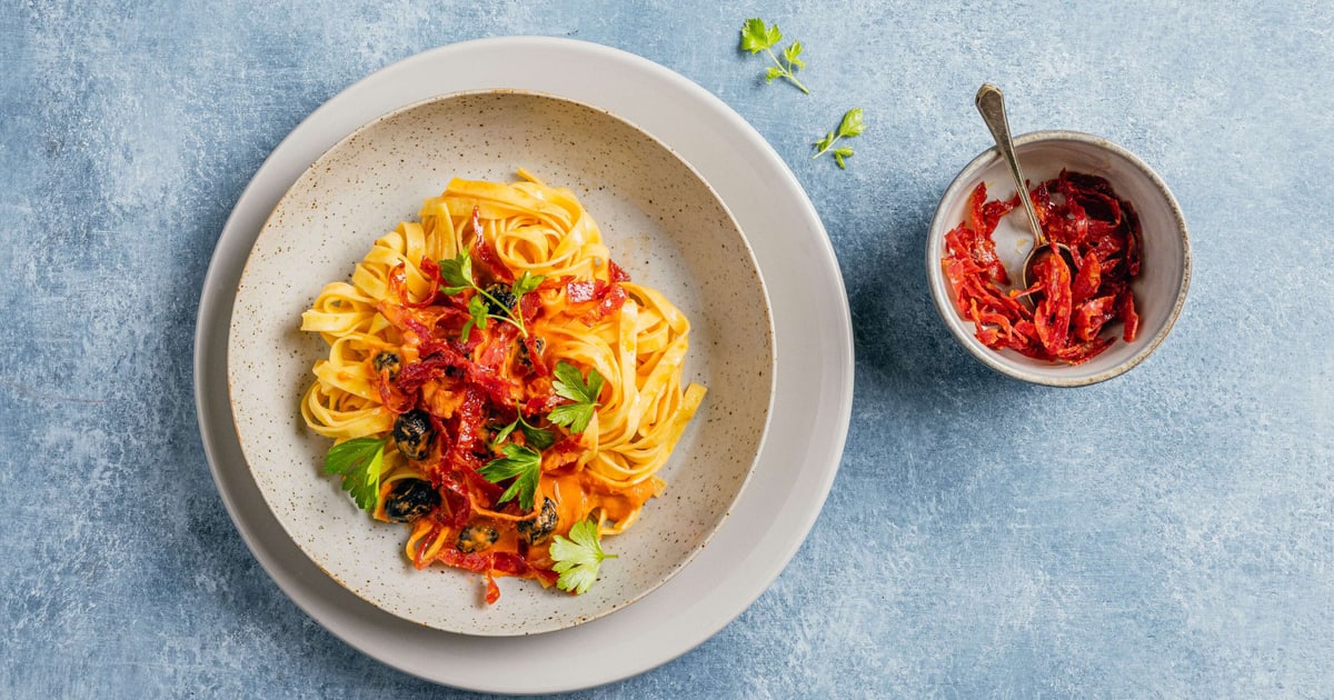 Tagliatelle avec sauce tomate au fromage frais et au salami | Recette