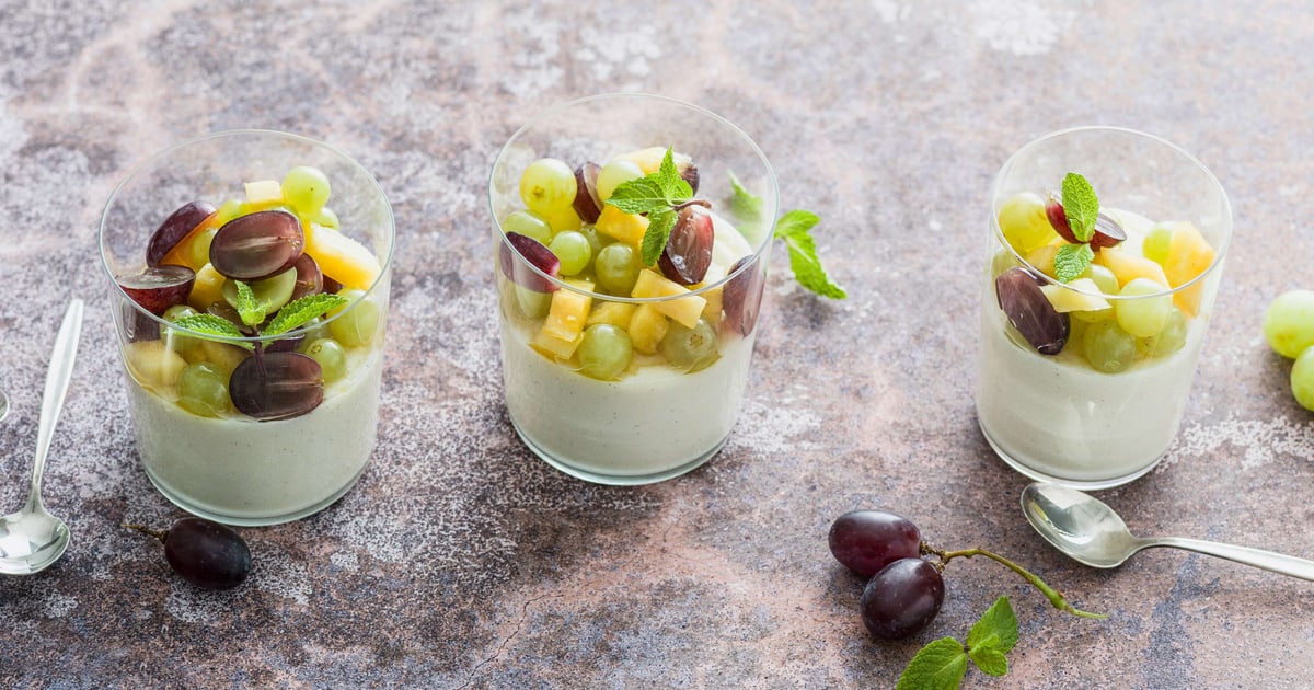 Un Pot De Salade De Fruits Avec Des Bâtons De Cannelle Sur Une