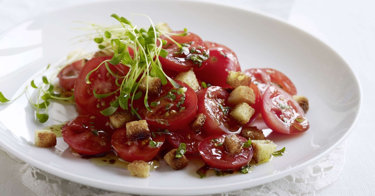 Tomatensalat mit Knoblauch-Crôutons an Kresse-Honig-Dressing | Migusto