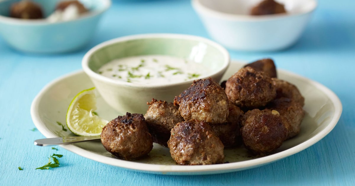 Fleischbällchen mit Limetten-Kräuter-Creme | Rezept