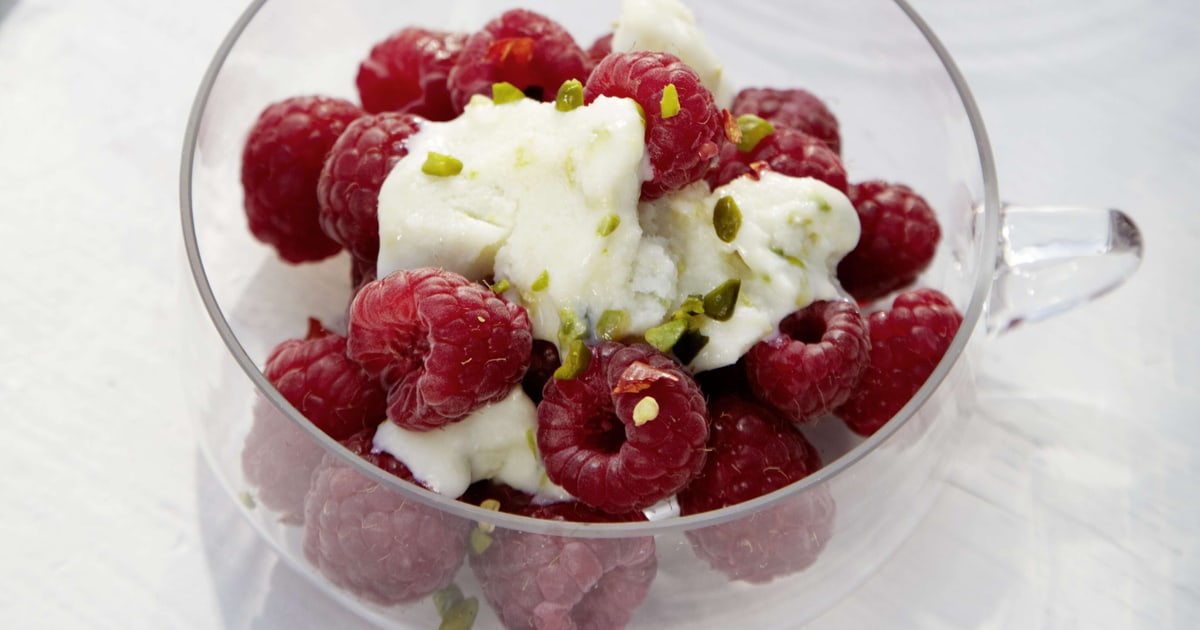 Pistazien-Kulfi mit scharfen Himbeeren | Rezept