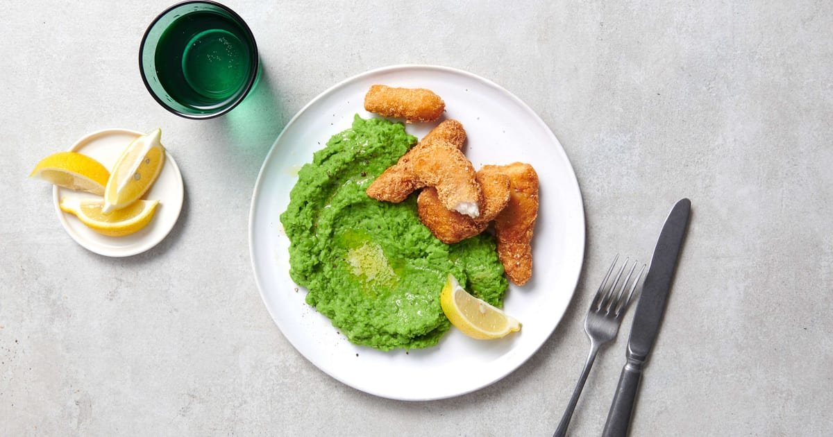 Erbsenstampf mit Knusperfisch | Rezept