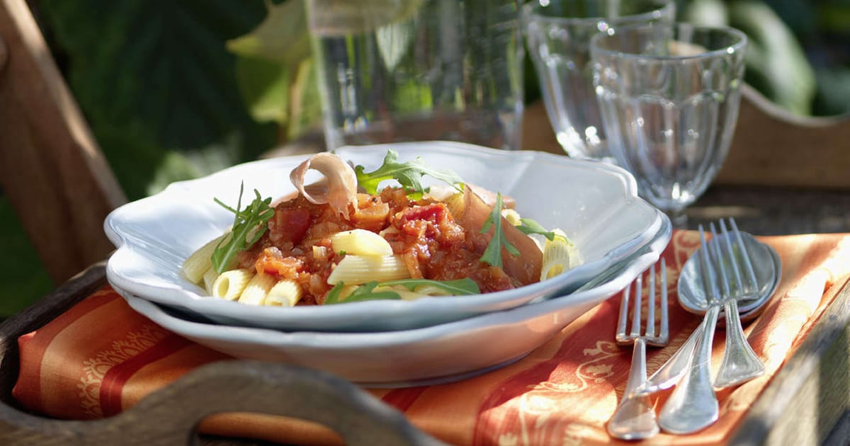 Penne mit Tomaten und Rohschinken | Migusto