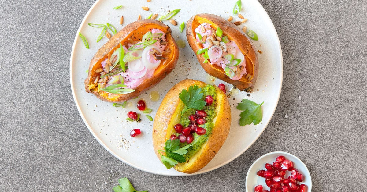 Baked Potatoes mit Randen und Hummus | Rezept