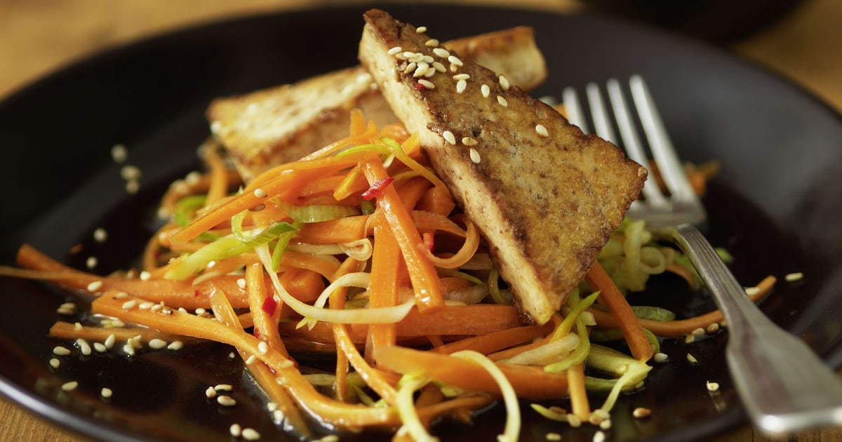 Tofu auf Gemüsesalat | Rezept