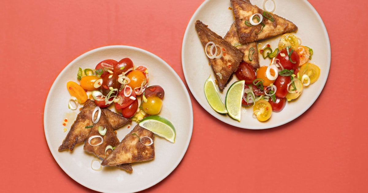 Knuspriger Erdnuss-Tofu mit Tomatensalat | Rezept