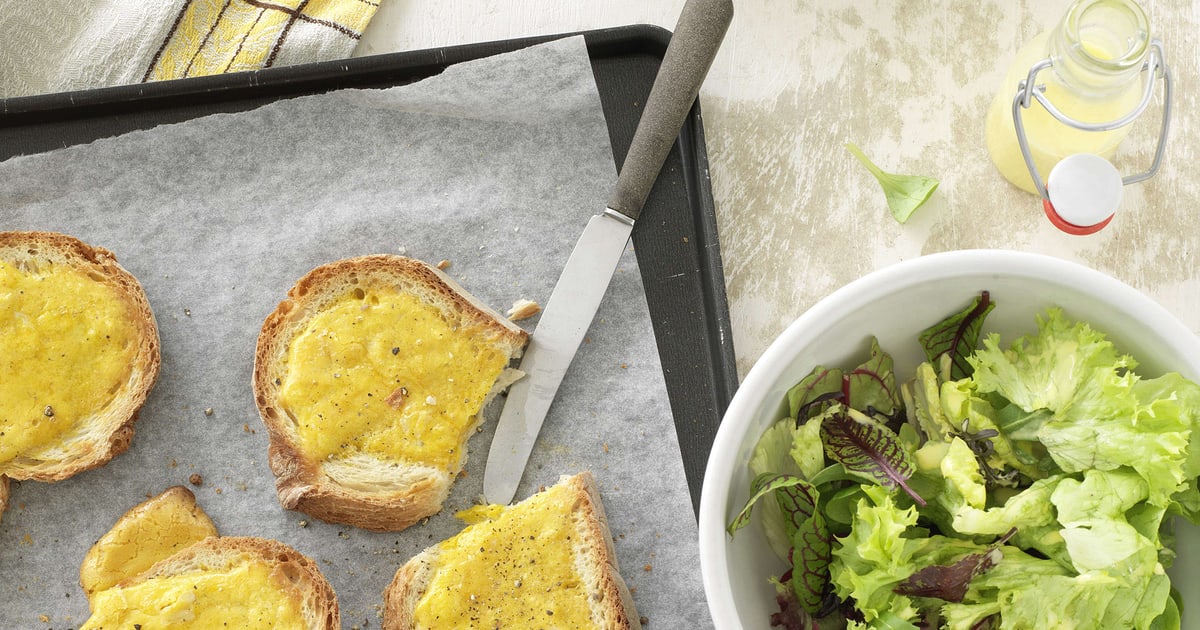 Schnittsalat mit geröstetem Knoblauchbrot | Rezept