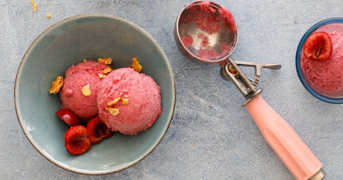Kirschen-Ingwer-Sorbet mit Mandelkrokant | Migusto