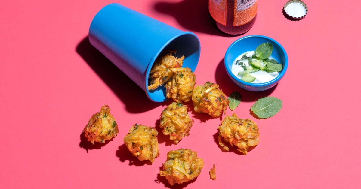 Zwiebel-Pakoras mit Gurkendip | Rezept